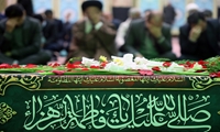 تشییع نمادین تابوت حضرت زهرا(س) در دسته عزاداری اهالی خیابان آیت‌الله طالقانی 