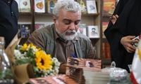 مراسم امضای کتاب تیم سربازها نوشته محمدعلی سپهر، هنرمند و کارشناس ارشد گرافیک مرکز روابط عمومی و اطلاع رسانی وزارت جهادکشاورزی در سی و پنجمین نمایشگاه بین المللی تهران در مصلی امام خمینی (ره) به میزبانی انتشارات 27 بعثت برگزارشد.