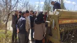 برگزاری کارگاه آموزشی تنظیم دستگاه عمیق‌کار برای کشت گلرنگ در تیکمه‌داش شهرستان بستان‌آباد
