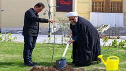 امام جمعه تبریز به یاد رهبر شهید نهال میوه کاشت