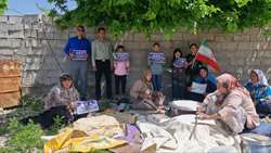 پخت نان توسط بانوان عشایر رکن‌آباد داراب برای پشتیبانی از رزمندگان 