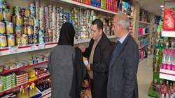 بازدید روزانه از بازار مرند در تعطیلات نوروز؛ وفور کالاهای اساسی و عرضه مناسب میوه و تره‌بار