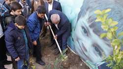 رییس سازمان منابع طبیعی و آبخیزداری کشور با دانش‌آموزان درخت کاشت